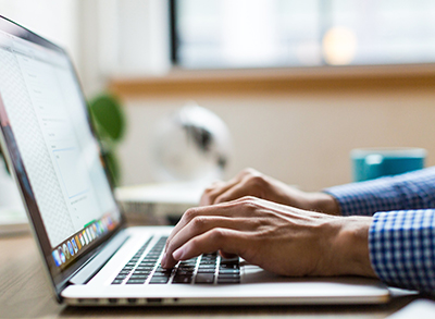 メールで問い合わせをしているイメージ