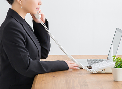 予約の電話をしているイメージ